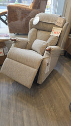 Celebrity Canterbury Petite Cloud Zero Riser Recliner with Teak Knuckles in Dalby Softcloth
