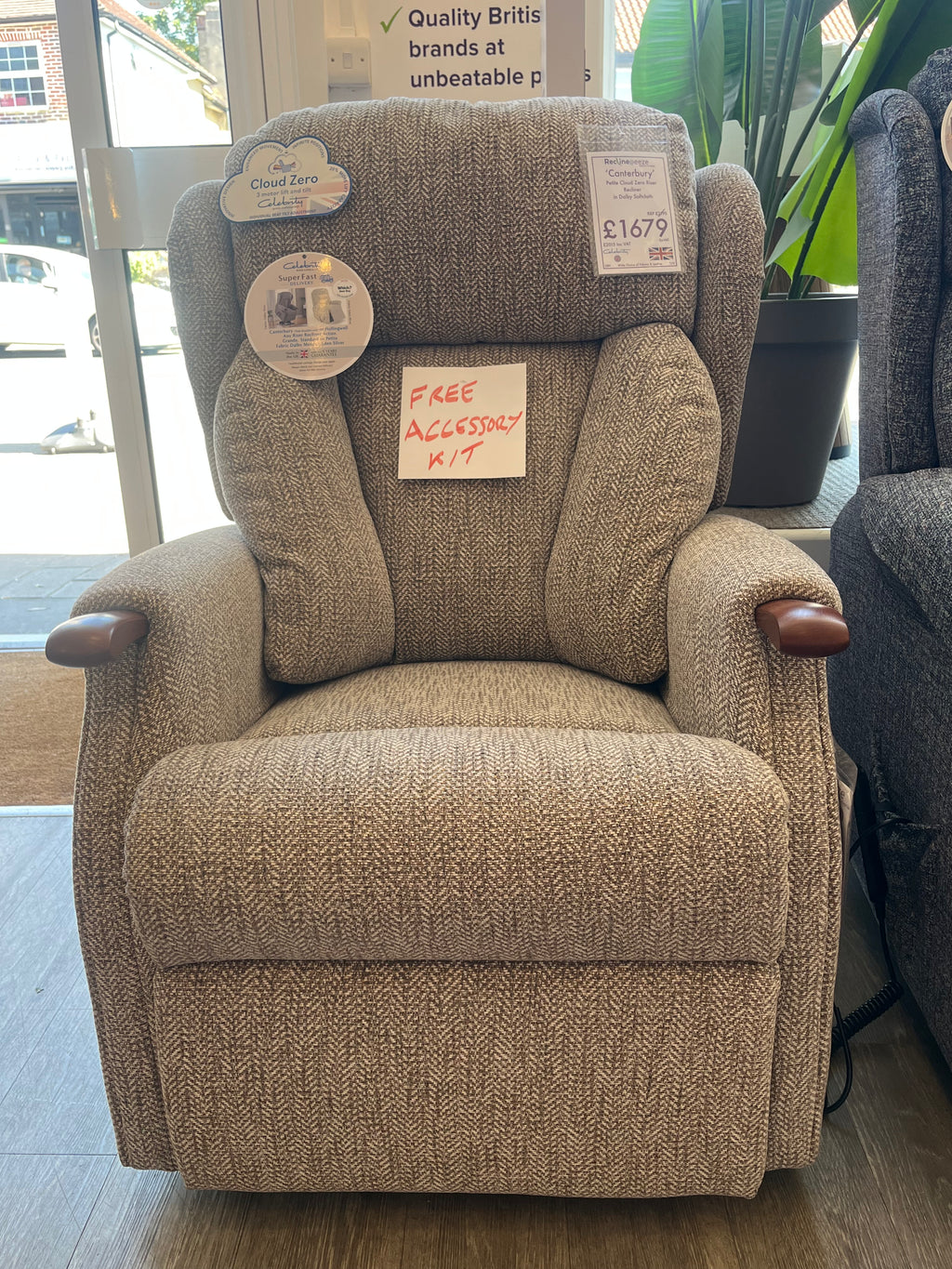 Celebrity Canterbury Petite Cloud Zero Riser Recliner with Teak Knuckles in Dalby Softcloth