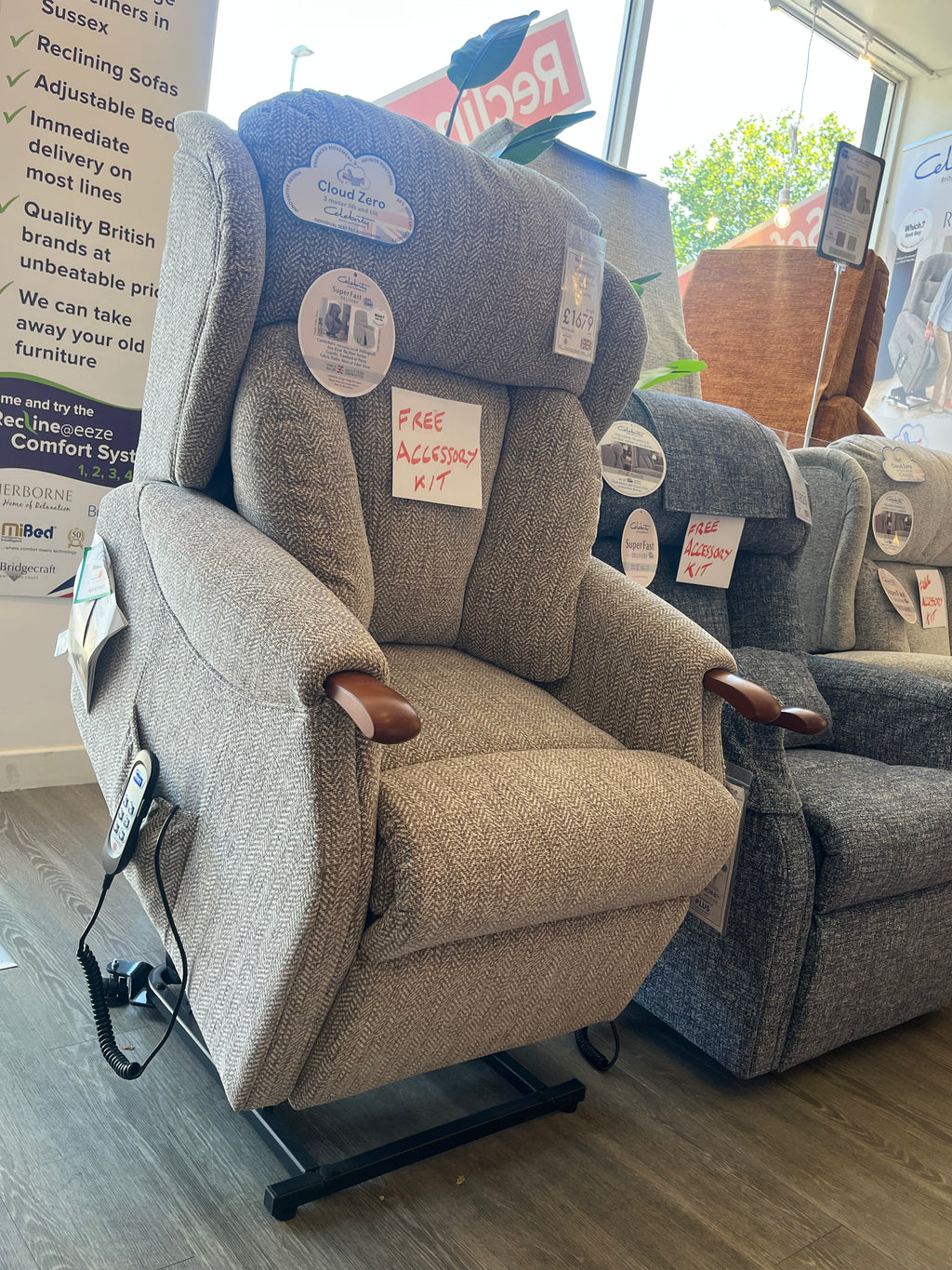 Celebrity Canterbury Petite Cloud Zero Riser Recliner with Teak Knuckles in Dalby Softcloth