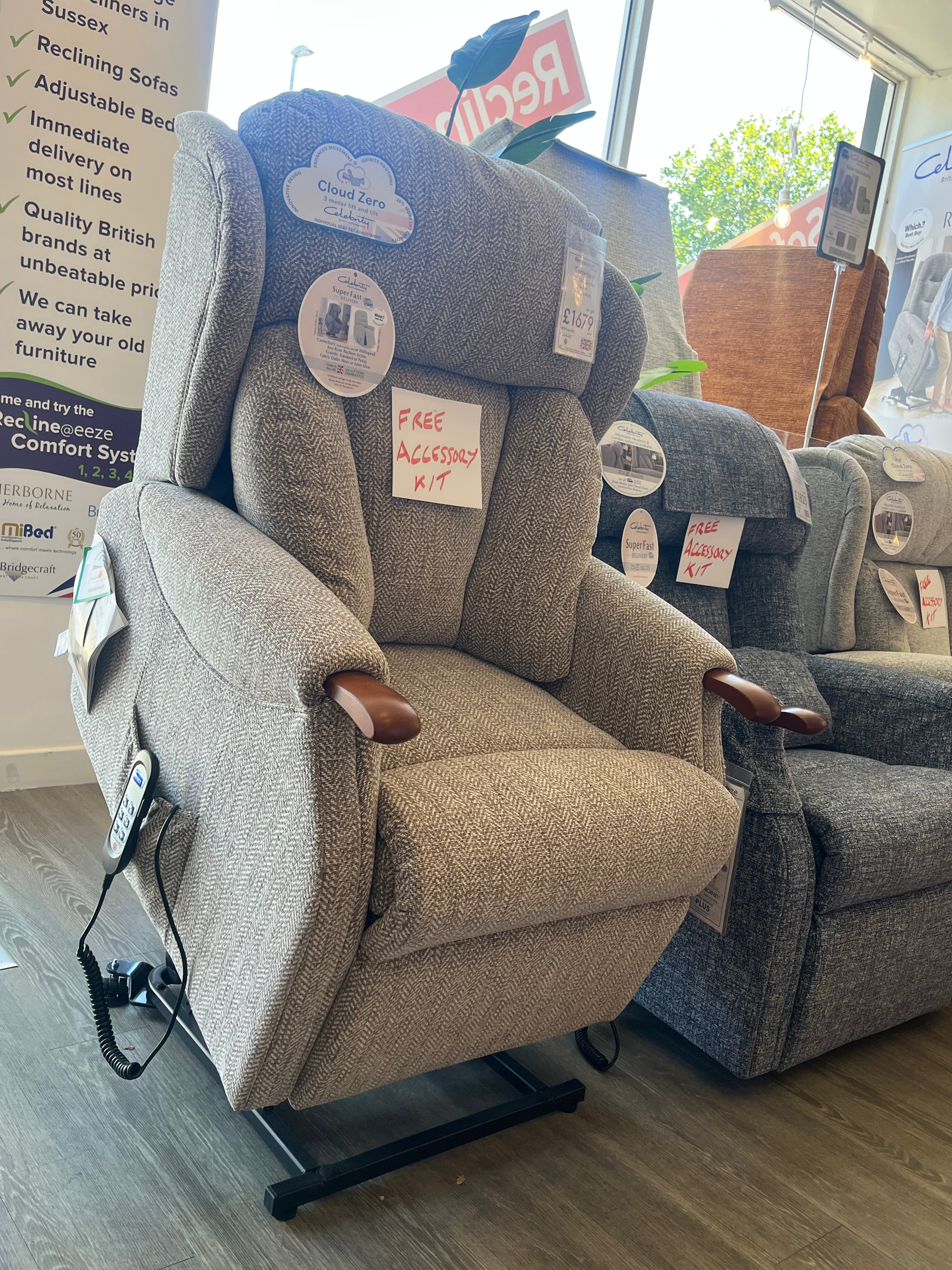 Celebrity Canterbury Petite Cloud Zero Riser Recliner with Teak Knuckles in Dalby Softcloth