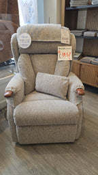 Celebrity Canterbury Petite Cloud Zero Riser Recliner with Teak Knuckles in Dalby Softcloth
