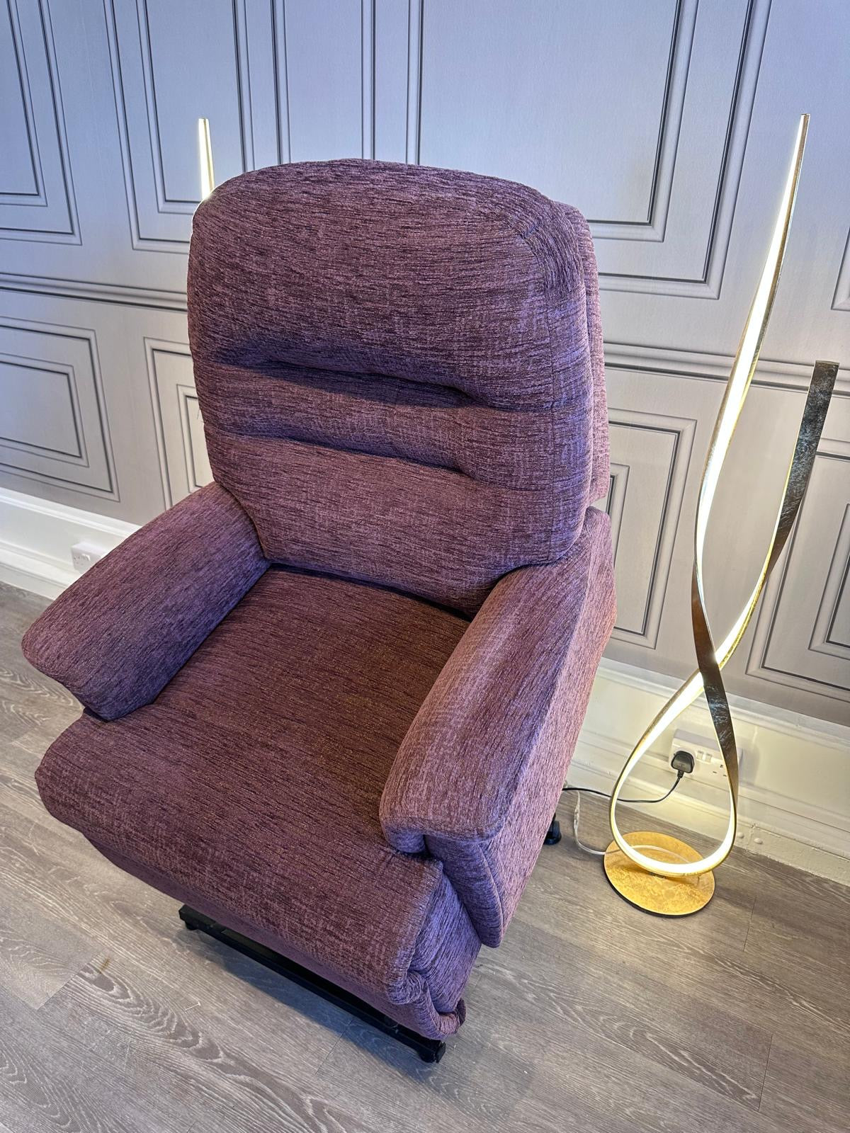 Sherborne Baumont Petite EX LOAN Riser Recliner